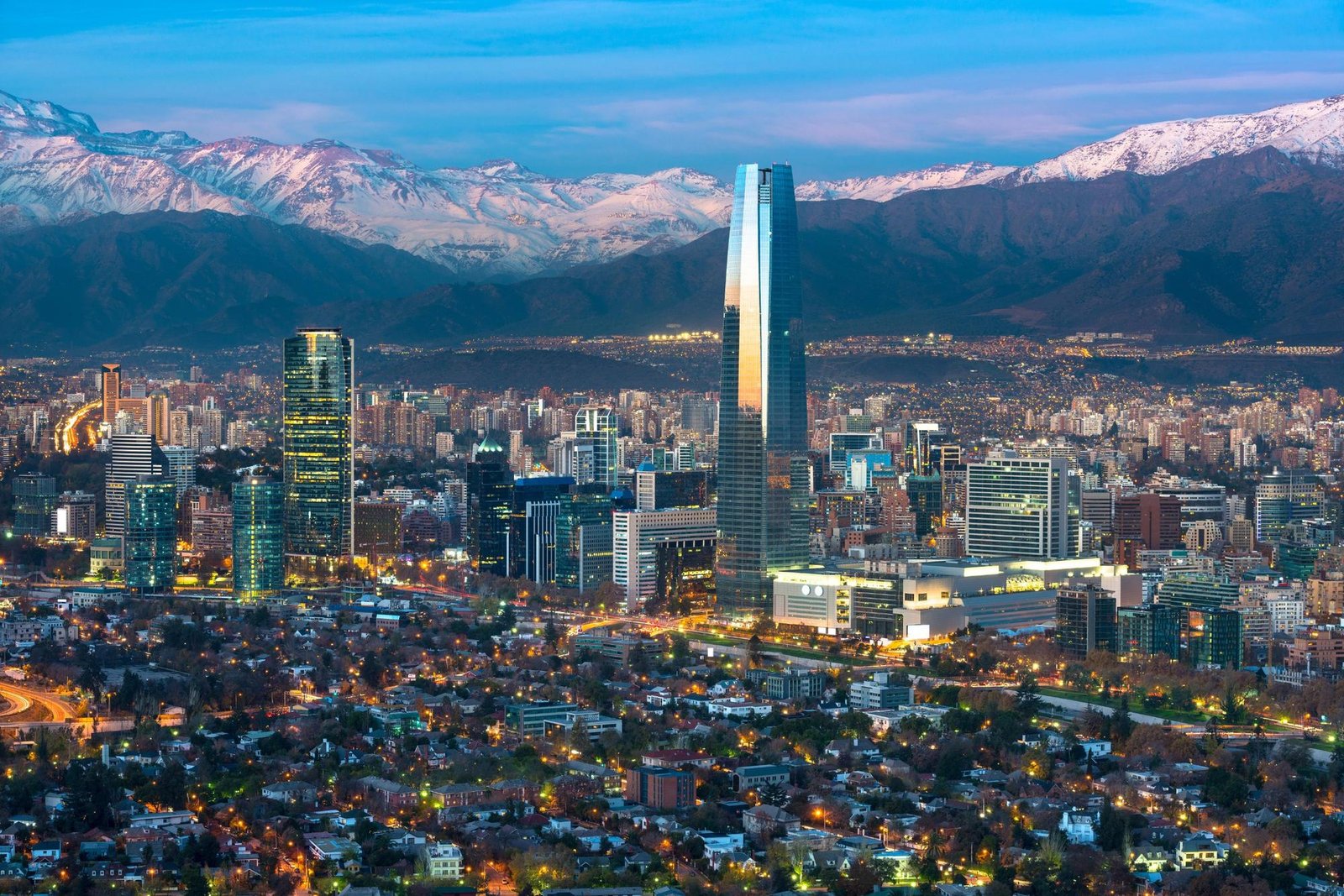 Vista de Santiago al atardecer con la cordillera de fondo